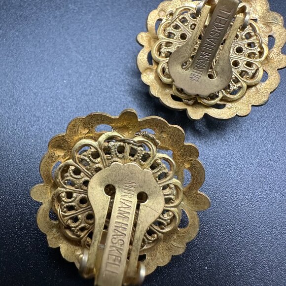 VINTAGE SIGNED MIRIAM HASKELL GOLD PLATED FAUX PEARLS FLOWER CLIP ON EARRINGS - Picture 10 of 13